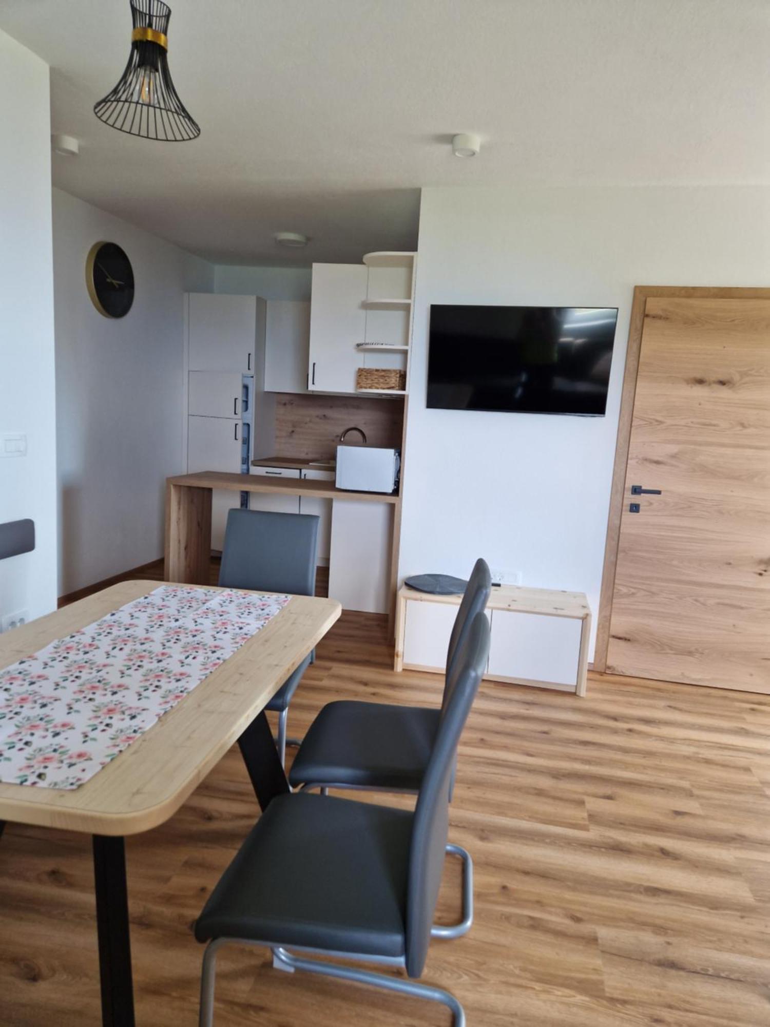 צרקליה נה גורניסקם Guest House Pr Ambruzarju & Apartments חדר תמונה